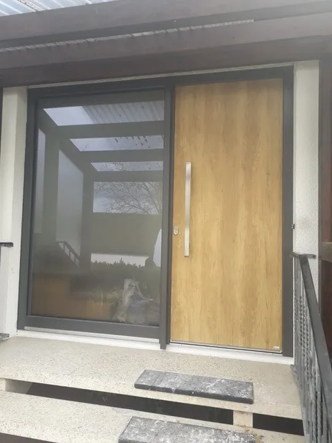Haustür in Eichenoptik mit Seitenteil aus Glas