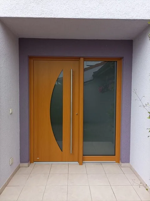 Neue Haustür in Holzoptik mit Glasseitenteil