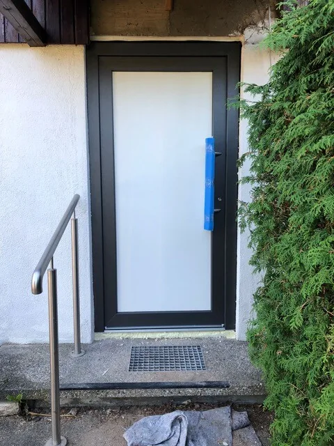 Weiße Haustür mit Milchglas und Rahmen in Anthrazit